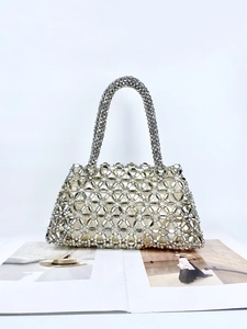 Silber gewebte Metallhandtasche mit beigem Futter und Perlen-Tragegriff auf Modemagazin