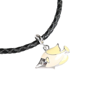 Pendentif poisson tropical en argent S925 avec émail jaune sur cordon en cuir noir