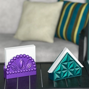 Détail de porte-serviettes en demi-cercle et triangle en résine violette et cyan