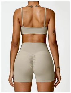 Vue arrière d'un ensemble de yoga kaki avec short de sport sculptant taille haute