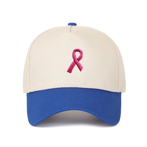 Detailansicht eines zweifarbigen Trucker-Huts mit rosa Schleifen-Stickerei vorne