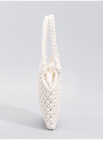 Detalle de bolso de playa tejido a mano en algodón con patrones geométricos y forro interior