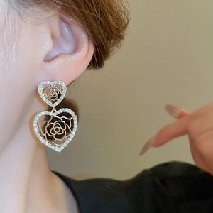 Orecchini vintage a doppio cuore dorato con rosa traforata e intarsio di zirconi