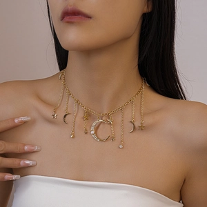 Détail du collier à franges dorées avec breloques étoile et lune, perles et cristaux