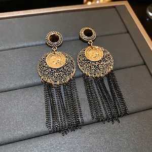 Boucles d'oreilles vintage avec pièce d'or, pierre noire et pompons en chaînes