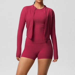 Détails d'un ensemble de yoga trois pièces comprenant veste, gilet et short moulant