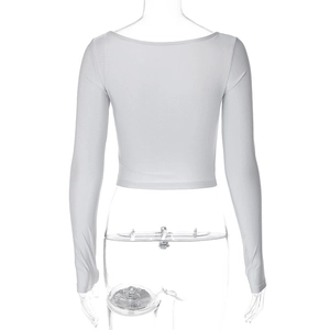 Vue arrière du crop top blanc sexy à manches longues et coupe ajustée avec détails froncés