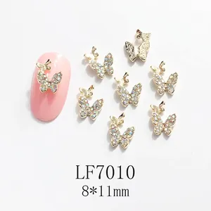 Detalle de cristal para uñas mariposa 3D 8x11mm con base dorada y diamantes de colores