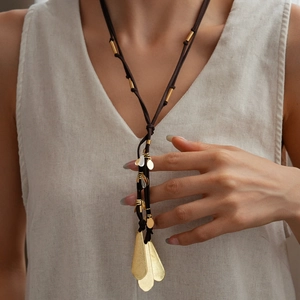 Long collier pendentif goutte en métal vintage avec cordon en cuir marron pour femme