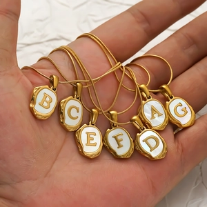 Collier Pendentif Lettre Acier Inoxydable Plqué Or 18K Nacre Blanche Coquille Rétro Bijoux Femmes