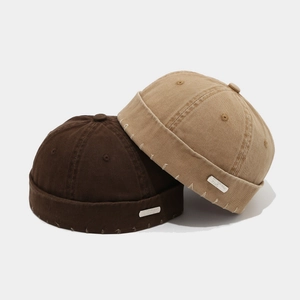 Bonnets docker vintage en marron et kaki avec effet usé et plaque logo en métal