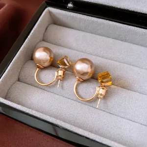 Boucles d'oreilles dorées avec perle champagne et cristal jaune en boîte à bijoux