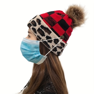 Bonnet tricoté à carreaux et léopard avec pompon en fourrure et boutons latéraux