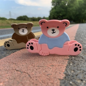 Détail de pinces à cheveux ours mignon en acétate rose et marron, finition résine