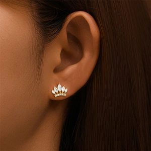Macro d'un piercing hélix couronne en argent s925 avec zircons marquise et ronds