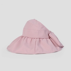 Vista dettagliata di un cappello da sole rosa a tesa larga con fiocco decorativo per l'estate