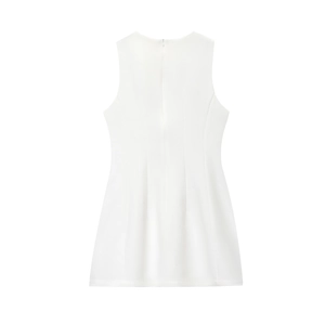 Détail d'une mini-robe blanche sans manches avec fermeture éclair invisible au dos