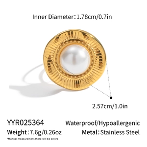 Vue détaillée d'une bague dorée avec perle nacrée, texture radiale et dimensions