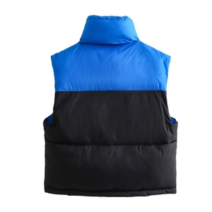 Vue détaillée du dos d'un gilet matelassé bicolore bleu et noir avec une coupe moderne