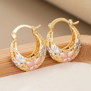 Elegante creolen met bloemenreliëf in goud zilver en roze finish voor dames