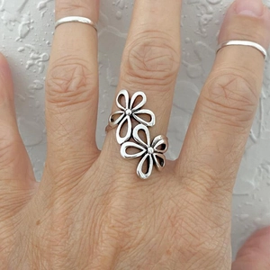 Minimalist silver open ring with hollow double flower design for a vintage stylish look