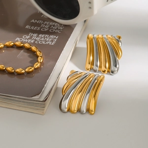 Minimalistische 18K Gold und Silber zweifarbige Ohrringe mit unregelmäßigen Falten-Design