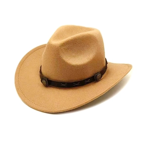 Détail d'un chapeau de cow-boy en laine avec ruban en cuir brun et boucles en métal