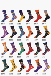 Detailkatalog mit vierundzwanzig bunten Socken im Tag der Toten Design aus Baumwolle