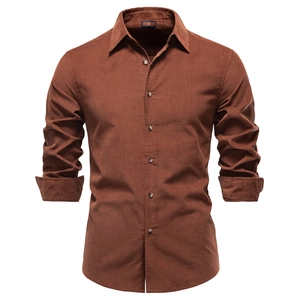 Camicia da uomo in velluto a coste marrone a maniche lunghe con colletto a risvolto