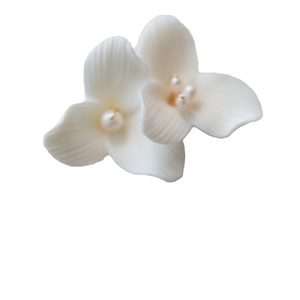 White ceramic flower hair comb with freshwater pearls for elegant bridal wedding styling