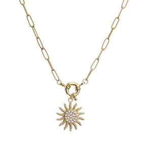 Détail du collier soleil doré avec zircons sur une chaîne à maillons trombone