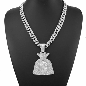 Détail macro du pendentif sac d'argent avec signe dollar sur une chaîne à maillons cubains
