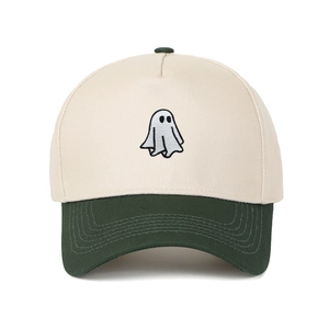 Detail der 5-Panel Trucker-Cap mit Geisterstickerei und kontrastierendem grünem Schirm