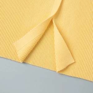 Détail de la texture en maille côtelée jaune d'une robe sans manches à col en V