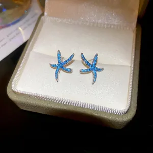 Orecchini a perno a forma di stella marina blu con zirconi in confezione regalo