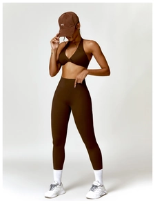 Ensemble de yoga 3 pièces avec brassière dos nu, legging taille haute et casquette assortie