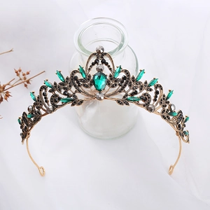 Dettaglio corona barocca con strass verdi su base in metallo bronzo antico
