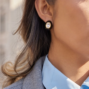 Λεπτομέρεια από vintage οβάλ σκουλαρίκια με ζιργκόν, μαύρο σμάλτο και χρυσή επικάλυψη