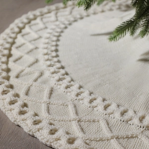 Jupe de sapin de Noël en tricot blanc cassé avec grand motif en losange sur bois