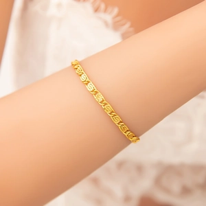 Detailed close-up of 18k gold-plated stainless steel chain bracelet on a woman's wrist