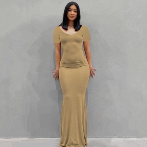Vestido largo ajustado caqui con manga corta y un elegante diseño de corte sirena