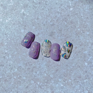 Detail von lila 5D Holografie Herz Nagelstickern mit Silberrelief und Glitzer Effekt