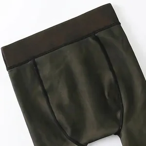 Détail de la taille large extensible sur un legging thermique doublé en polaire