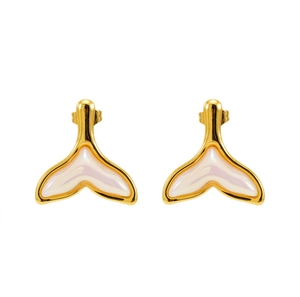Détail de boucles d'oreilles queue de sirène dorées avec incrustation en nacre