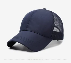 Vue détaillée du tissu en maille respirante bleu foncé sur une casquette de sport légère