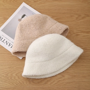 Bobs d'hiver en laine mélangée blanc et beige, texture en peluche chaude et douce