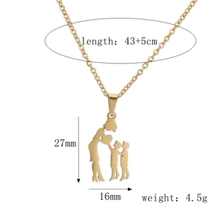 Vue détaillée du pendentif famille de 27mm x 16mm sur une chaîne dorée de 43+5cm