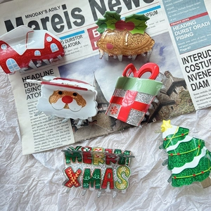 Detailaufnahme festlicher Weihnachts-Haarklammern mit Weihnachtsmann und Baum