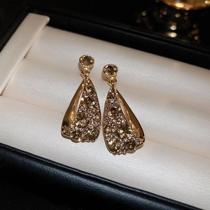 Luxuriöse goldene Tropfenohrringe mit funkelnden Kristallen und Silbernadeln