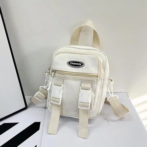 Piccola borsa quadrata chic in nylon bianco con etichetta fashion e tracolla